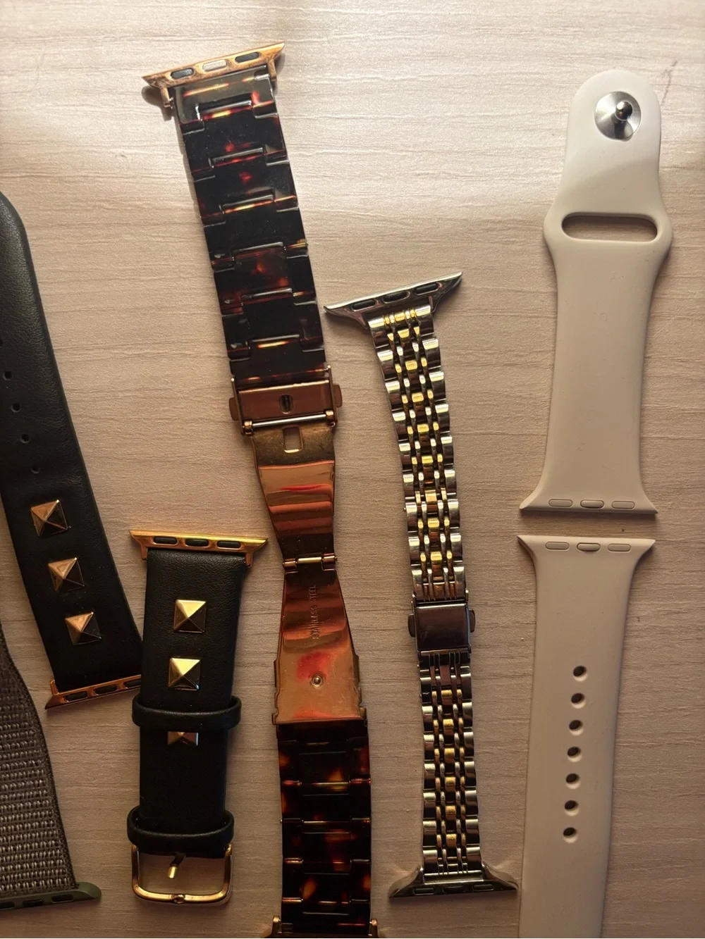 Apple Watch Series 8 41 MM aluminum starlight with straps and charger